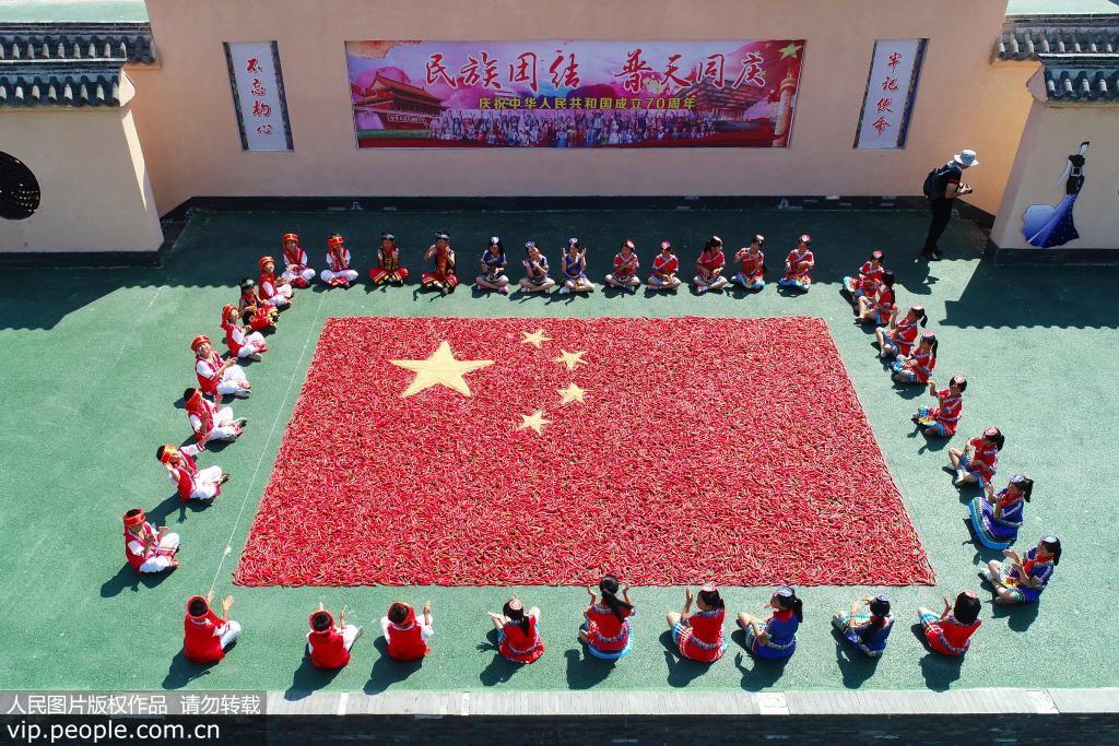 2019年9月26日，江西省赣州市信丰县安西镇田垅畲族村小学生载歌载舞喜迎国庆。
