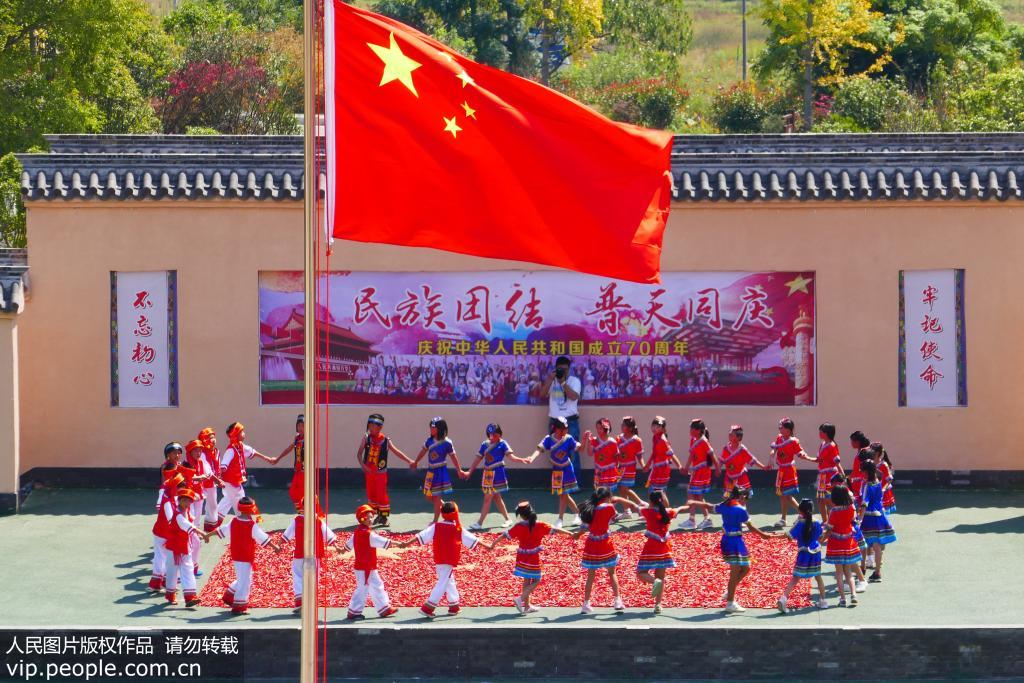 2019年9月26日，江西省赣州市信丰县安西镇田垅畲族村小学生载歌载舞喜迎国庆。
