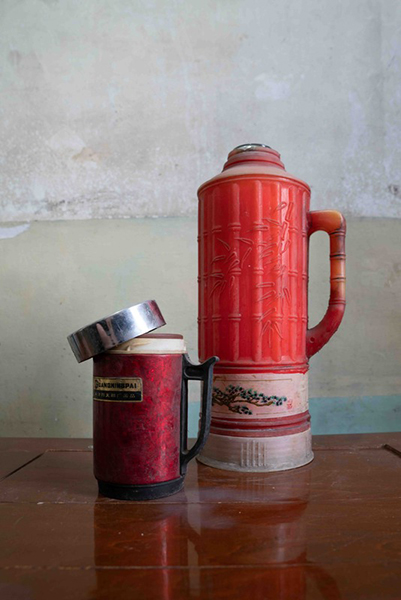 这是父亲结婚时置办的热水壶，留在祖母家里换掉了服役很久的旧水壶。作者：安朝泽