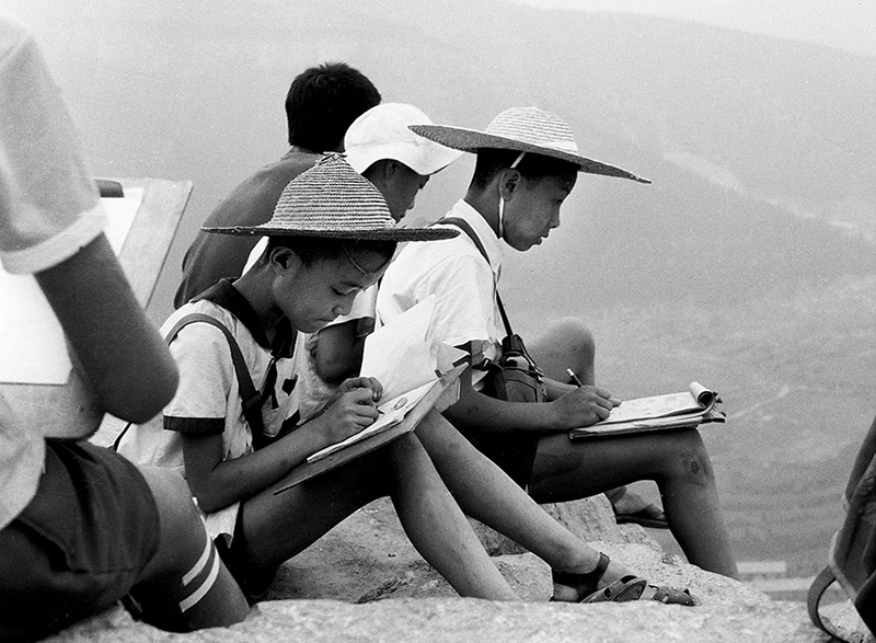 上世纪70年代中期，少年宫学习的孩子在野外写生。作者：李瑞勇