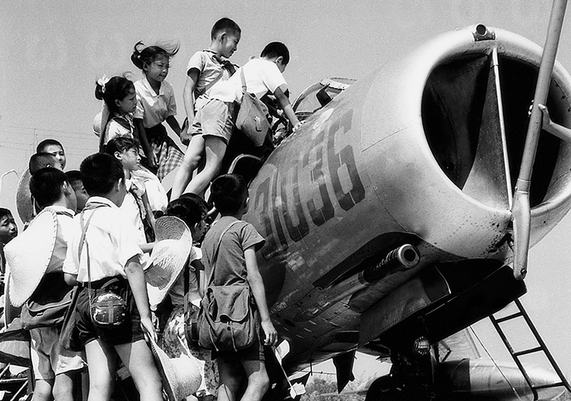 1979年，参加航空夏令营的少年儿童，来到济南空军某部，参观当时的“战鹰”。作者：李瑞勇