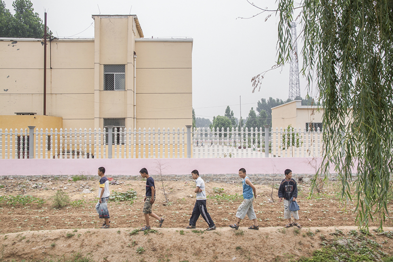 2011年6月17日，放学的小伙伴们一起回家。他们的小学在潘庄村的邻村，每天上学要往返4公里。作者：刘磊