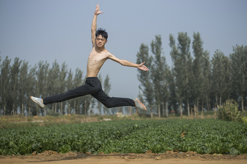 2016年10月3日，潘庄，读高三的宗栋是舞蹈艺术生，他在地头展现舞姿。作者：刘磊