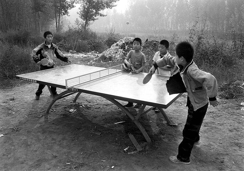2012年，如今的农村体育设施已经覆盖了大多数的乡村，这是在偏远乡村的孩子在进行乒乓球比赛。作者：李瑞勇