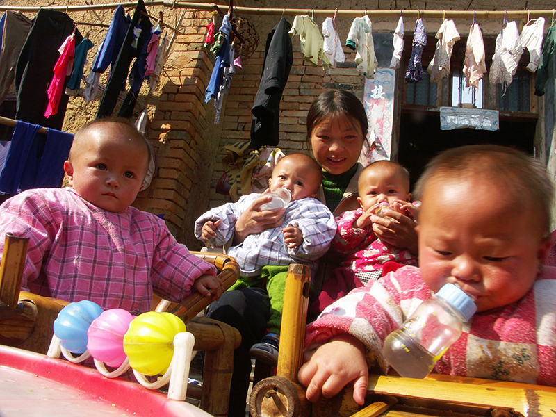 2004年12月，四胞胎在贫寒的家中度过一周岁生日。作者：刘念海