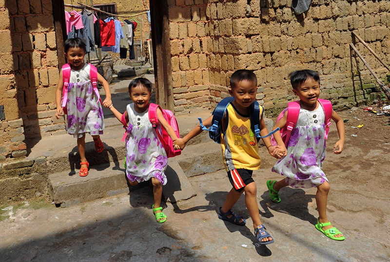 2010年8月，已经7岁的四胞胎手拉着手，从家门口奔跑出来，迈向了学校，开始学习文化知识。作者：刘念海
