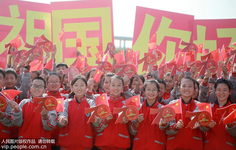 9月28日，江苏扬州千名学生齐摆“70”巨幅五星红旗喜迎国庆。