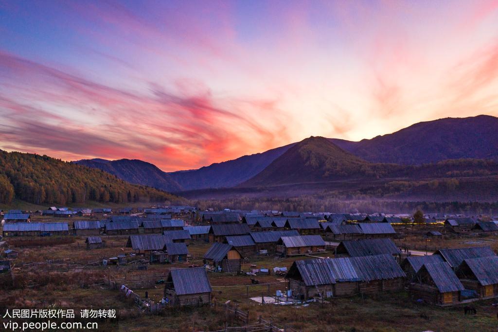 2019年9月16日在新疆维吾尔自治区布尔津县拍摄的禾木村。禾木村位于新疆布尔津县喀纳斯湖畔，是图瓦人的集中生活居住地。