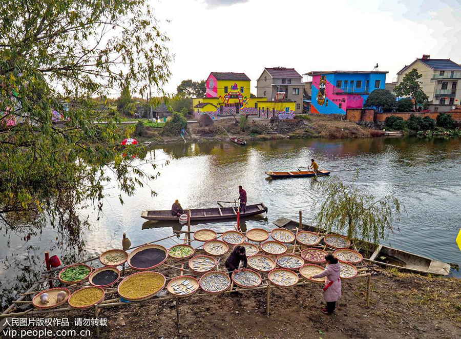 初冬时节，安徽省宣城市朱桥乡何村的村民们正在水边忙碌。