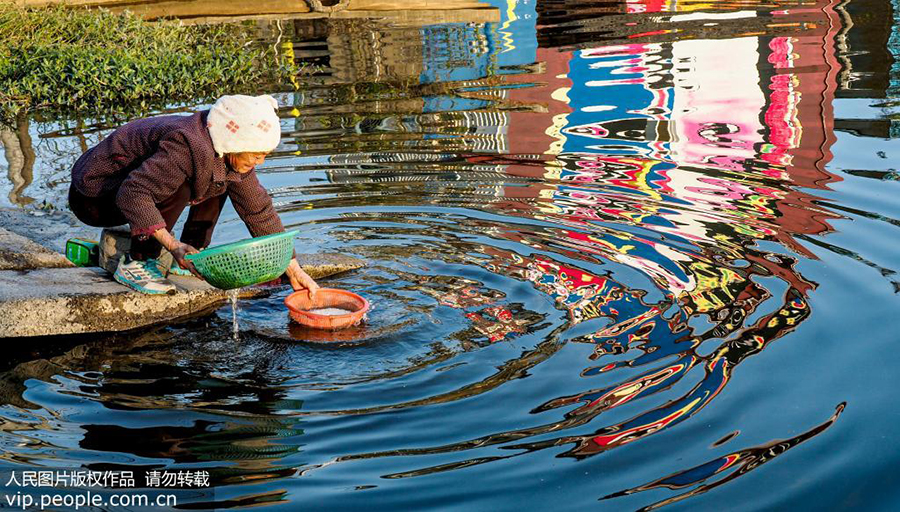 初冬时节，安徽省宣城市朱桥乡何村的一位村民正在水边忙碌。