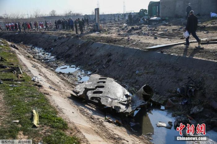 资料图：当地时间1月8日，原计划飞往基辅的乌克兰PS752航班从伊朗德黑兰霍梅尼国际机场起飞不久后坠毁，客机上人员全部遇难。现场搜救工作仍在继续，事故现场可以看到飞机已经全部成为碎片。