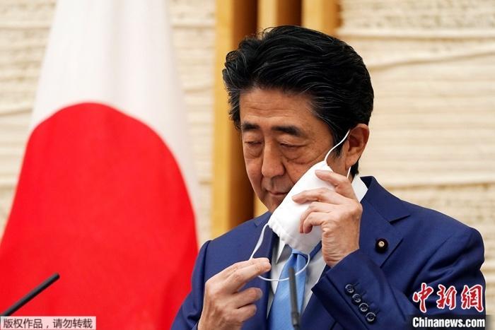 资料图：新冠疫情期间的日本首相安倍晋三。
